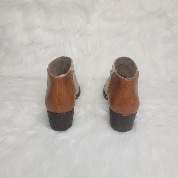 Taupe ankle boots. - Picture 3 of 7